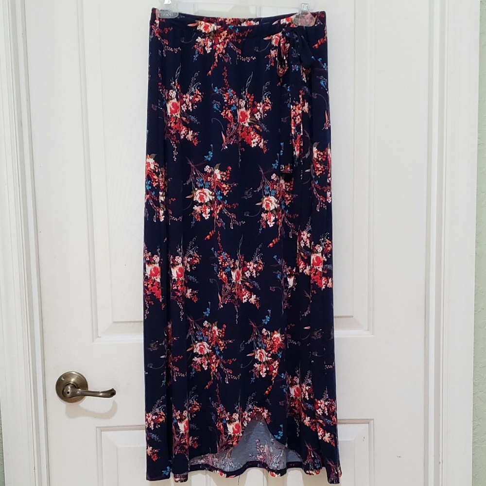 ☆NWOT☆ Floral wrap style skirt with tie